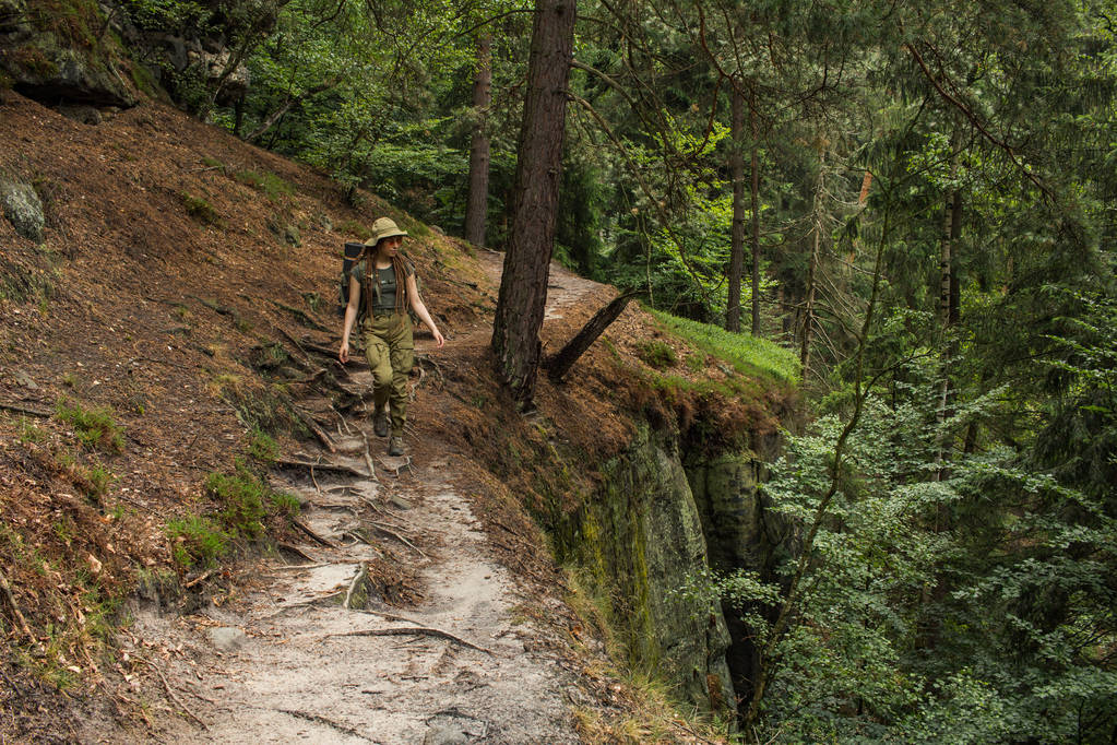 Νεαρή γυναίκα πεζοπόρος ταξίδια μόνη στο δάσος και στα βουνά με σακίδιο - Φωτογραφία, εικόνα