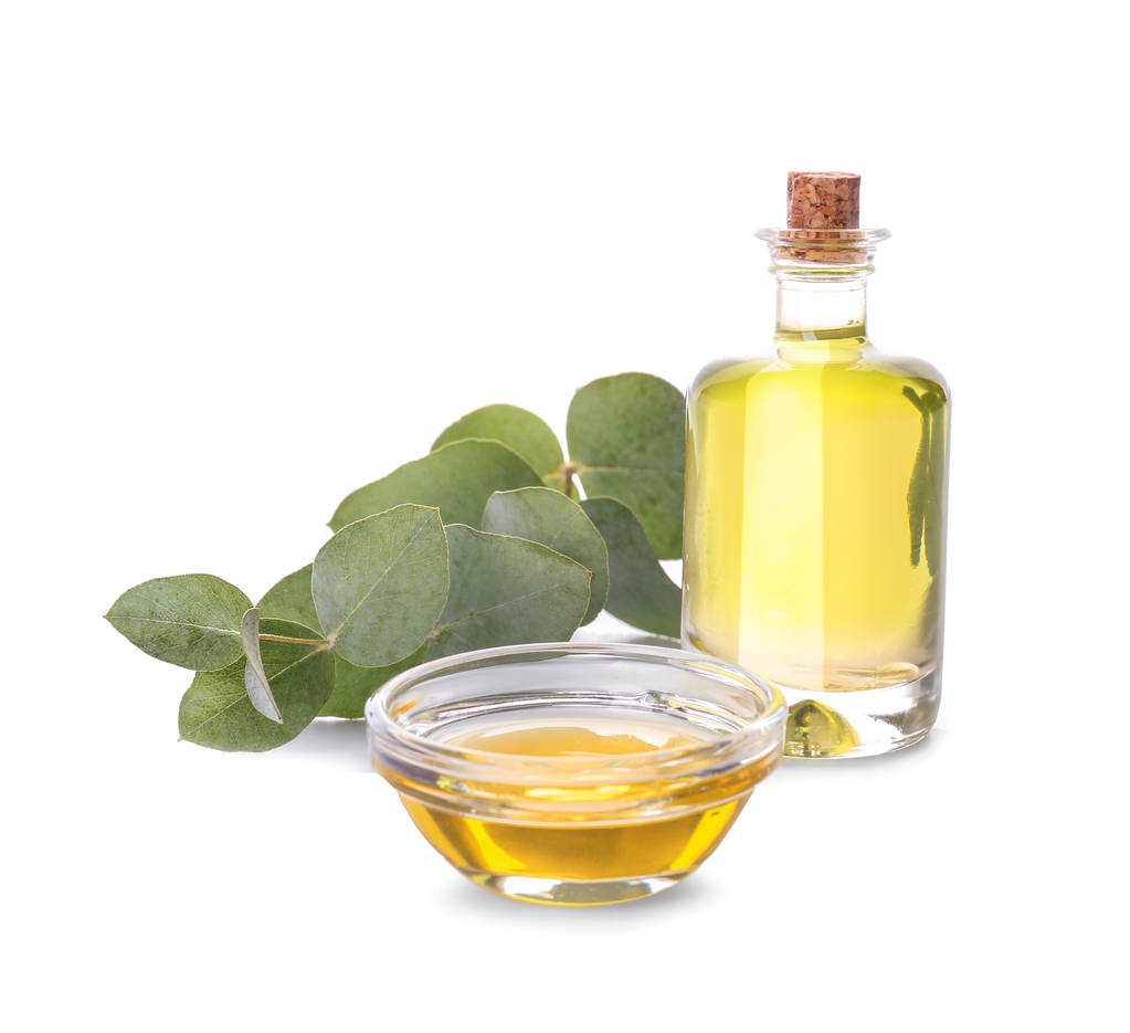 Botella y tazón con aceite esencial de eucalipto sobre fondo blanco
 - Foto, imagen