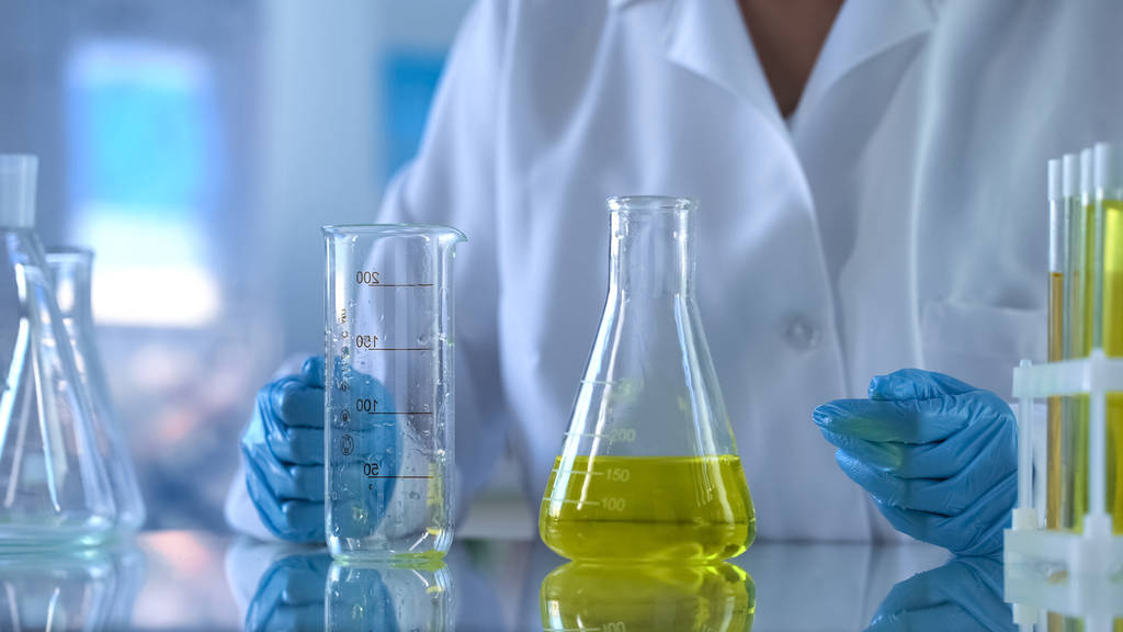 Биолог исследует пробы подсолнечного масла, качество пищевых продуктов, гмо-тесты
 - Фото, изображение
