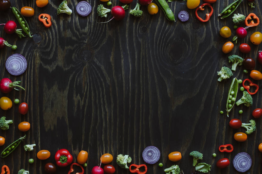 Чиста концепція їжі. Каркас зі свіжих органічних овочів на дерев'яному столі. Вид зверху з пробілом для копіювання
  - Фото, зображення