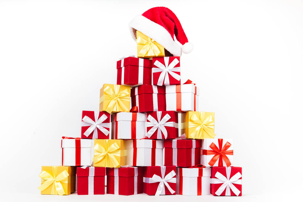 Caixas de presente vermelho e branco de Natal ficar em linha com espaço de cópia. Isolado em branco
 - Foto, Imagem