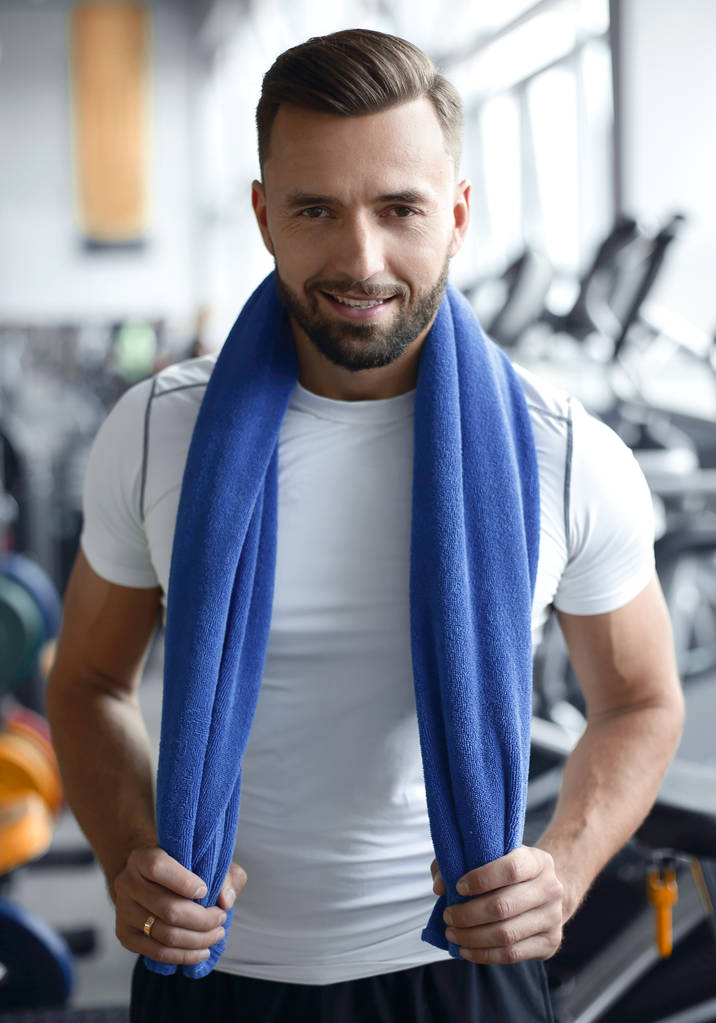 Porträt eines selbstbewussten Sportlers im Fitnessstudio. - Foto, Bild