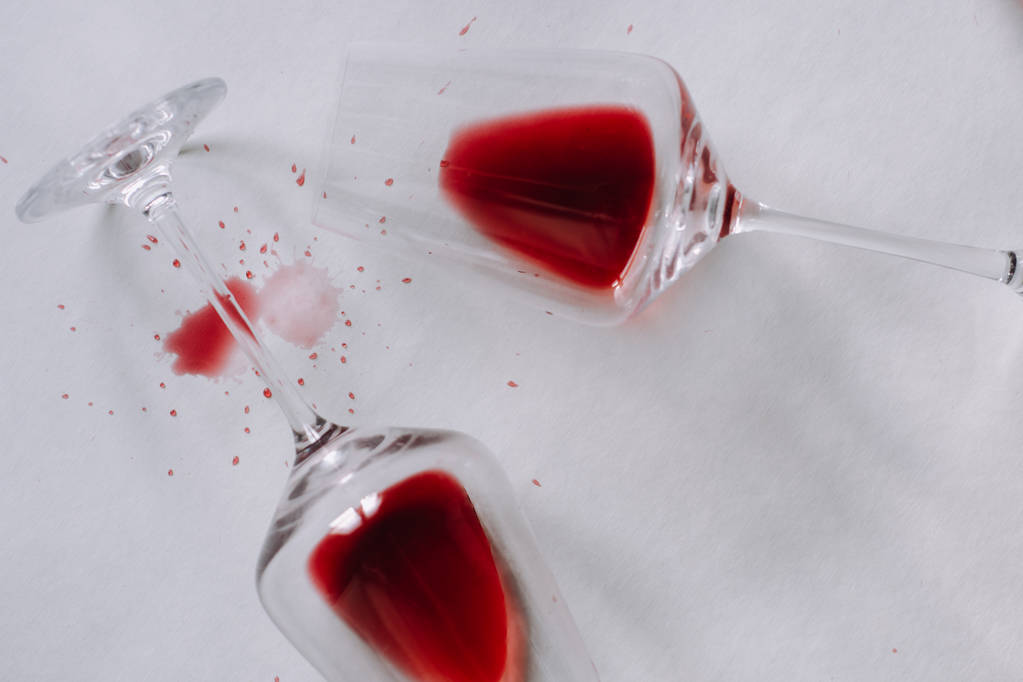 白い背景に、コピー領域にこぼした赤ワインのガラス。ワインのデギュスタシオン コンセプト - 写真・画像