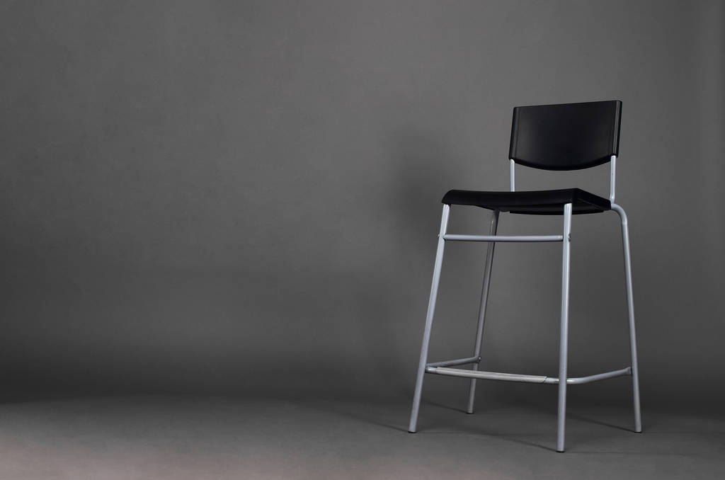 schwarzer Metallstuhl isoliert auf grauem Hintergrund mit Kopierraum im Studio. - Foto, Bild