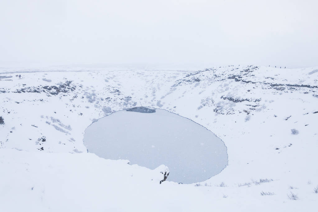 Cratera do vulcão Kerid durante o inverno neve na Islândia
 - Foto, Imagem