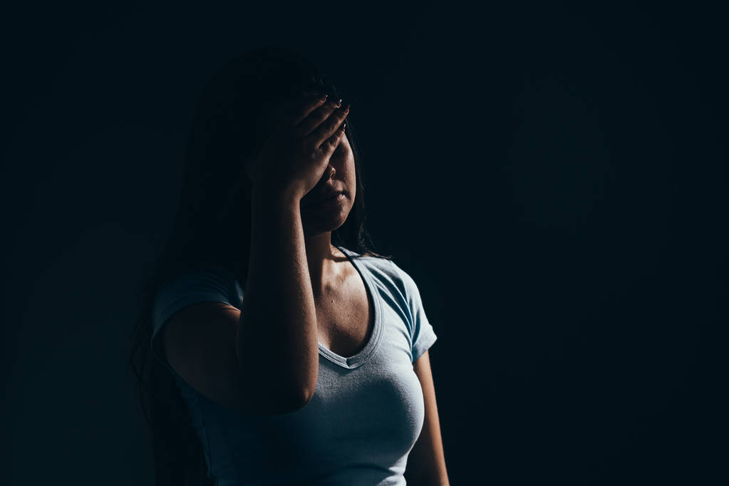Surullinen nainen pimeässä huoneessa. Masennus ja ahdistuneisuushäiriö käsite
 - Valokuva, kuva