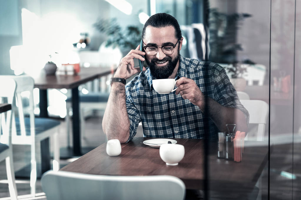 Rayonnement homme d'affaires mature boire un café savoureux ayant pause
 - Photo, image