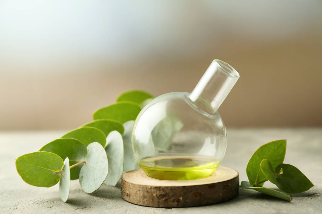 Flask con olio essenziale di eucalipto in tavola
 - Foto, immagini