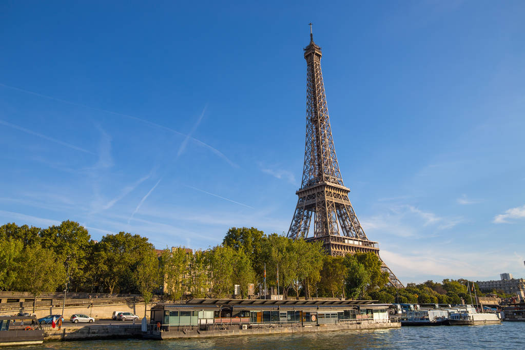 Παρίσι, Γαλλία, Σεπτέμβριος 8, 2018 - πύργο του Άιφελ από τον ποταμό Σηκουάνα, σε μια ηλιόλουστη μέρα στο Παρίσι, Γαλλία - Φωτογραφία, εικόνα