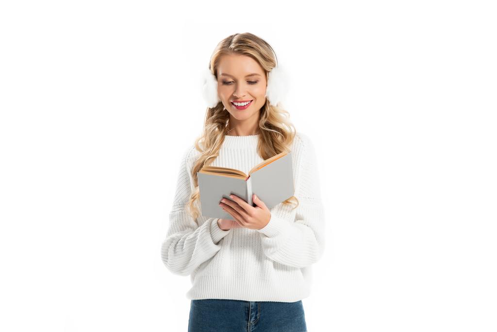 piękna młoda kobieta w nauszniki czytanie książki na białym tle - Zdjęcie, obraz