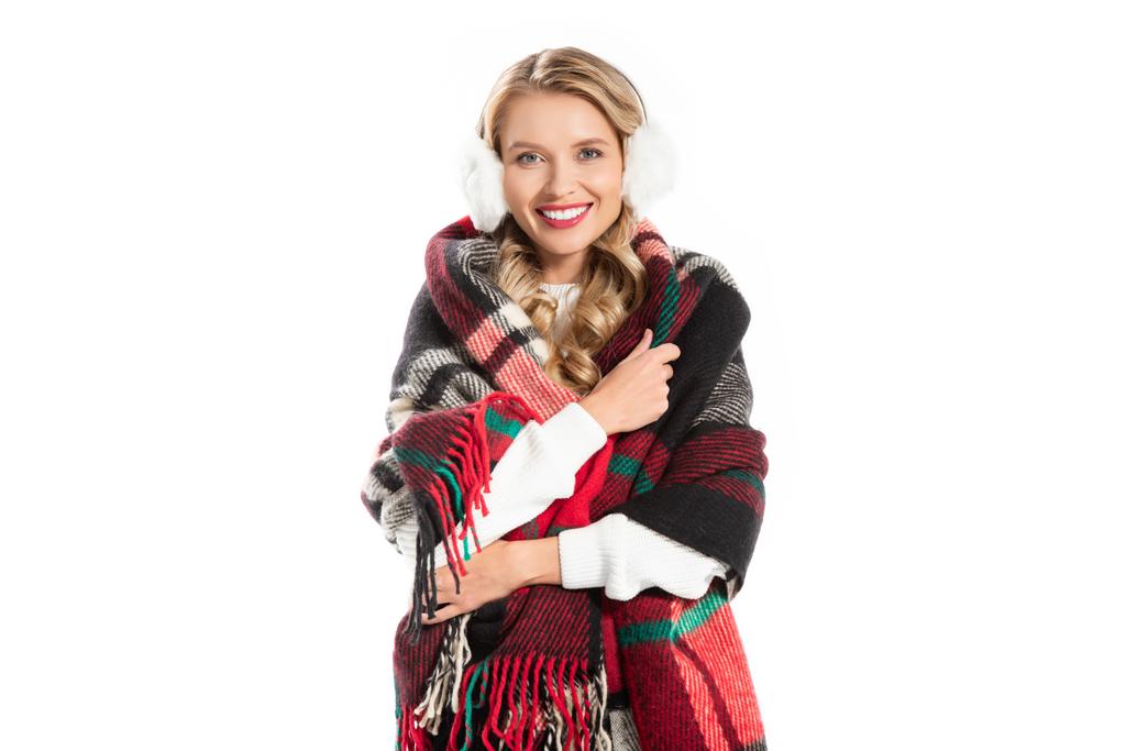 ευτυχισμένος νεαρή γυναίκα στο ωτοασπίδες και ζεστή κουβέρτα που απομονώνονται σε λευκό - Φωτογραφία, εικόνα