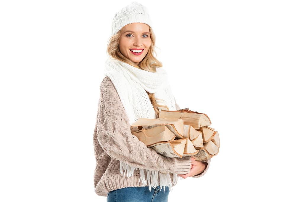 felice giovane donna in inverno cappello e sciarpa tenendo legna isolata su bianco
 - Foto, immagini