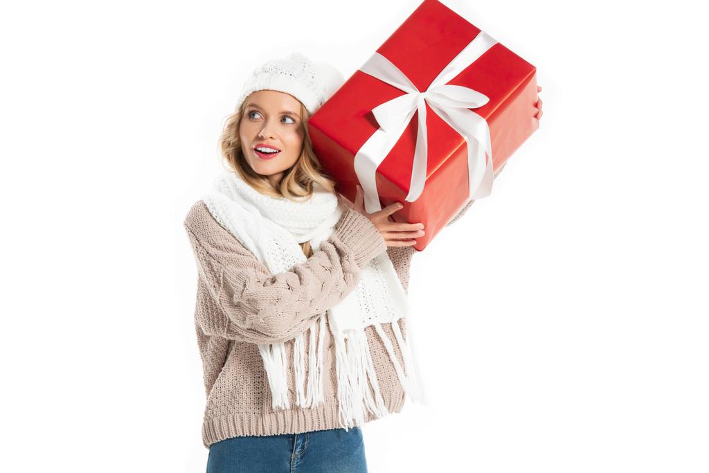 attraktive Frau im Winteroutfit mit großem roten Geschenk auf weißem Hintergrund - Foto, Bild