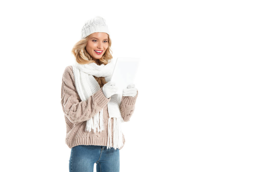 привлекательная счастливая женщина с помощью цифровой таблетки изолированы на белом
  - Фото, изображение
