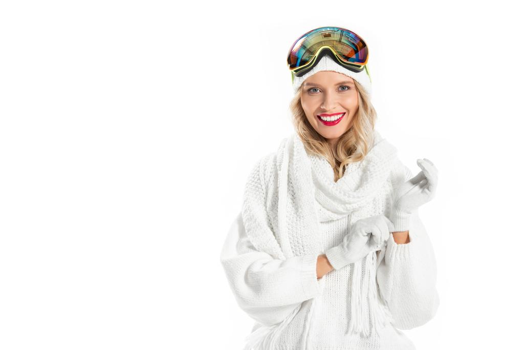 Mujer joven agradable en ropa de abrigo y gafas de esquí con manoplas aisladas en blanco
 - Foto, Imagen