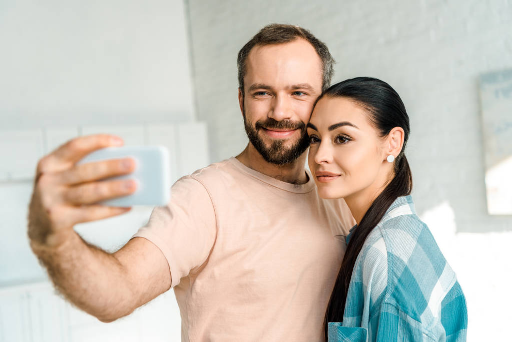 güzel mutlu çift alarak selfie Smartphone cep telefonu ile - Fotoğraf, Görsel