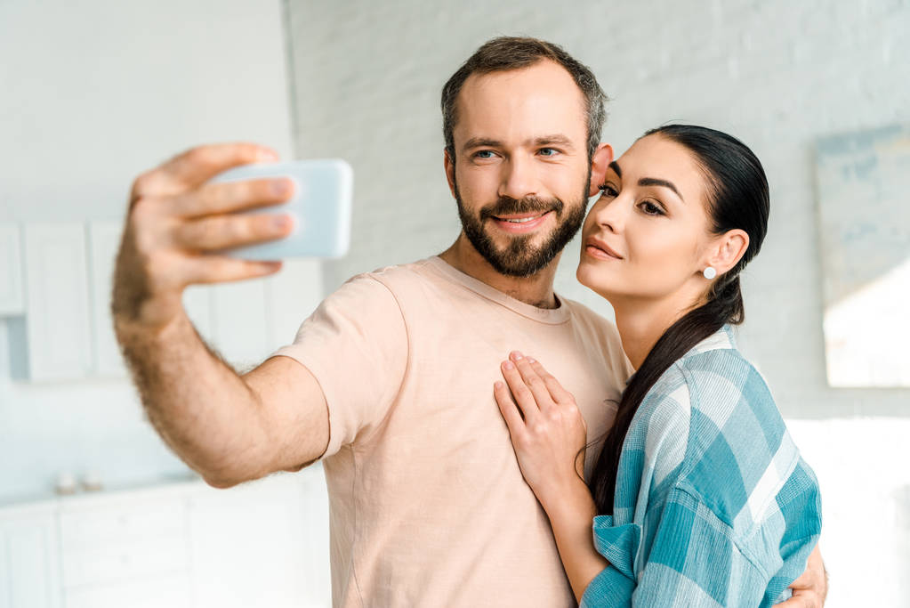 beautiful couple taking selfie on smartphone - Photo, Image
