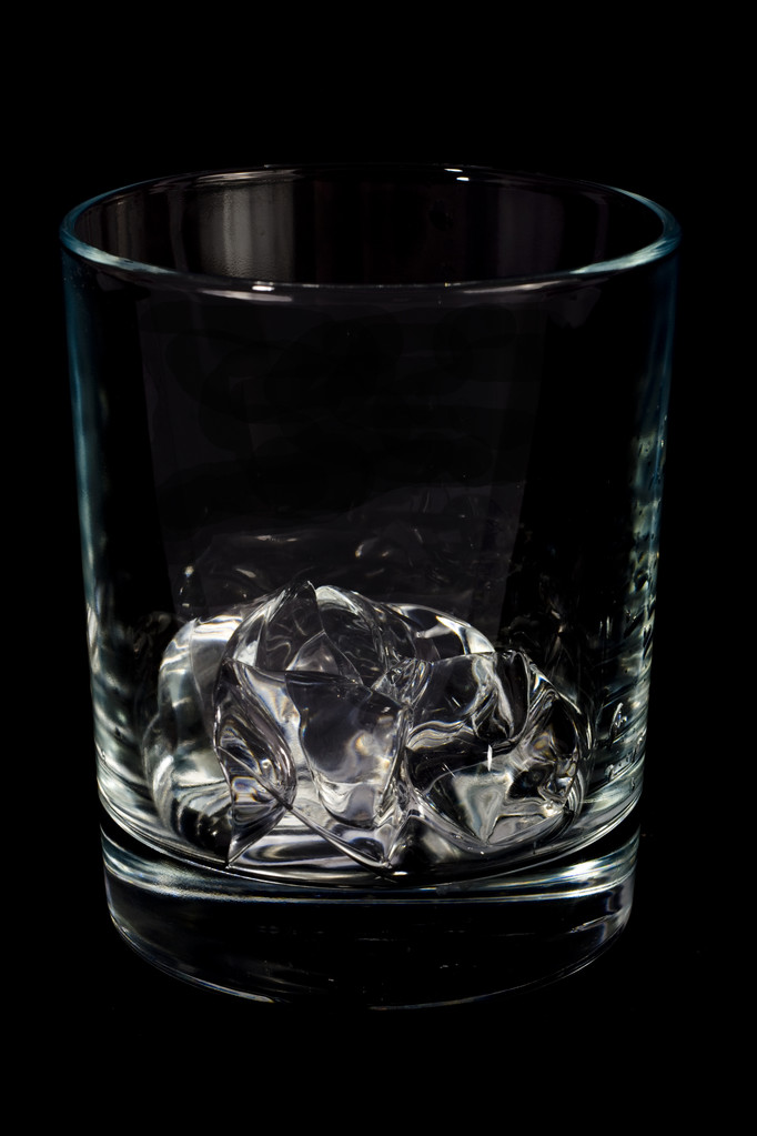één glas met ijsblokje - Foto, afbeelding