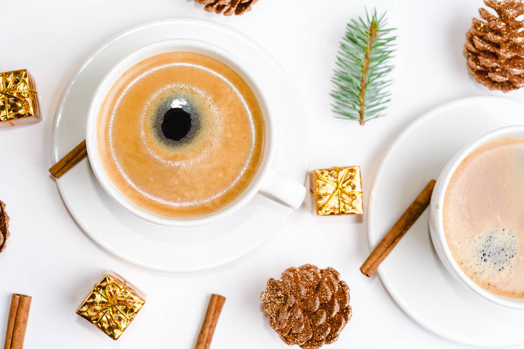 bir Noel tatil masada sıcak kahve fincan. tatiller ve olaylar - Fotoğraf, Görsel