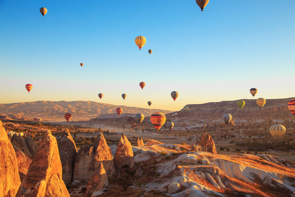 Κεντρική Ανατολία, Γκορέμε, Τουρκία - 22 Σεπτεμβρίου 2018. Καταπληκτική ανατολή του ηλίου πάνω από την Καππαδοκία. Πολύχρωμα αερόστατα.  - Φωτογραφία, εικόνα