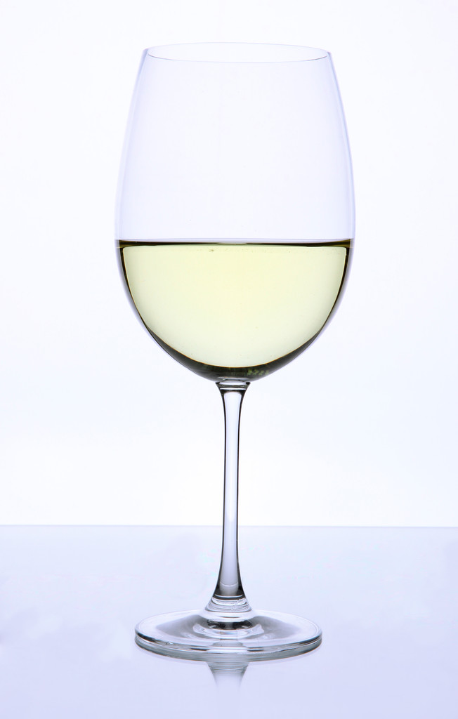 Copa de vino blanco aislada en blanco
 - Foto, imagen
