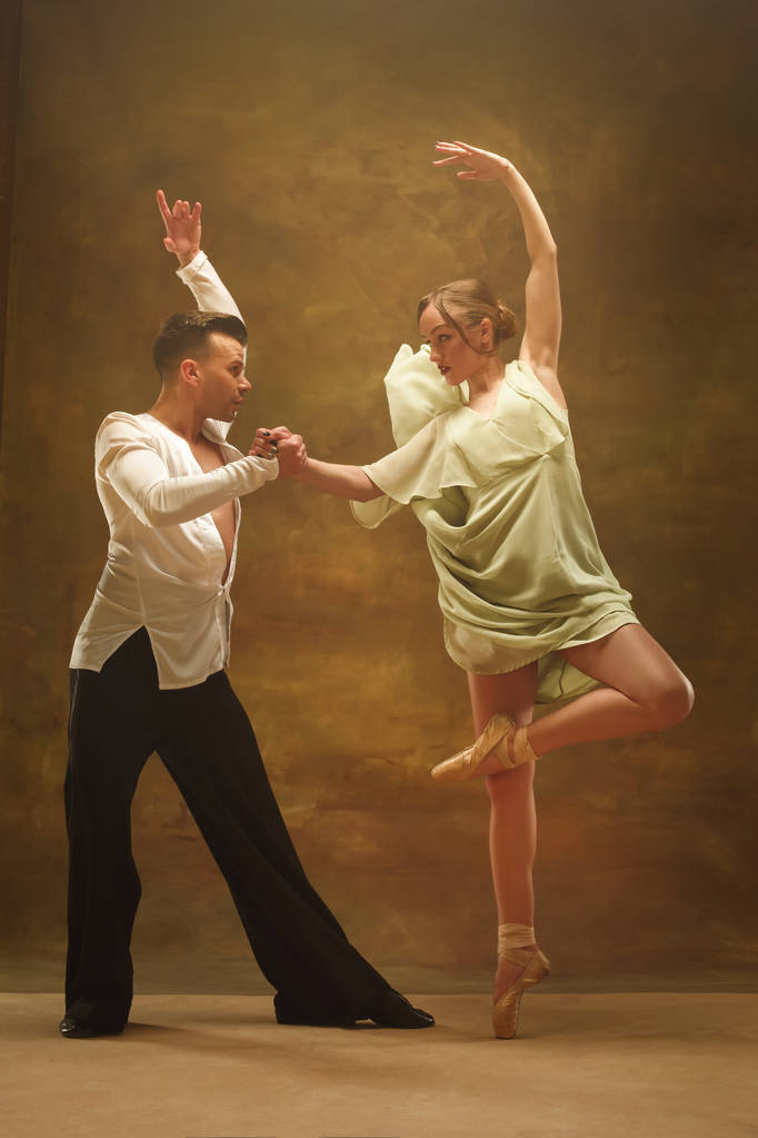 Flexible joven pareja de danza moderna posando en el estudio
. - Foto, imagen