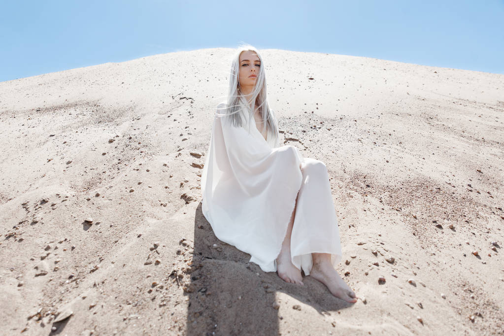 Dívka s bílými vlasy mezi pohoří písek - Fotografie, Obrázek