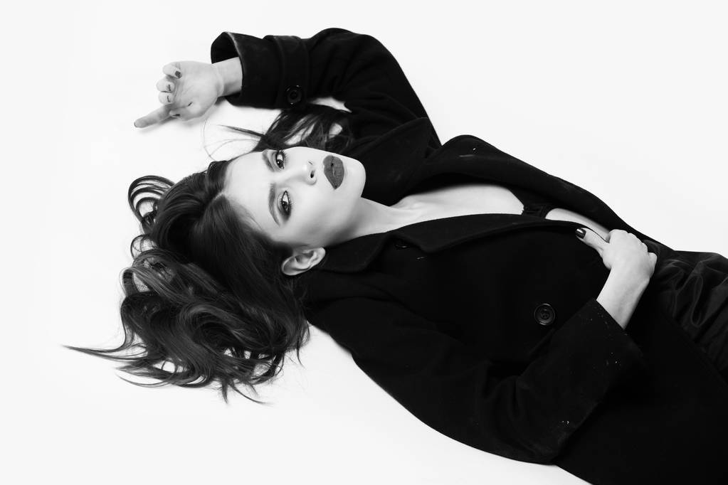 mujer de moda en abrigo negro aislado sobre fondo blanco
 - Foto, Imagen