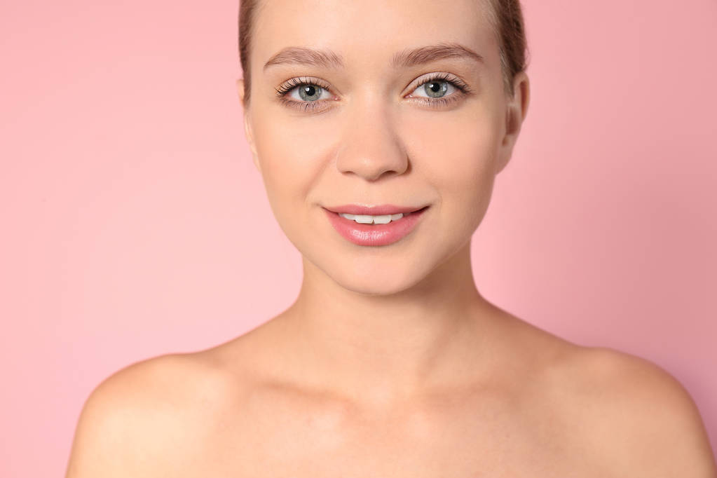 Porträt einer schönen jungen Frau auf farbigem Hintergrund. Lippenkonturierung, Hautpflege und kosmetisches Operationskonzept - Foto, Bild