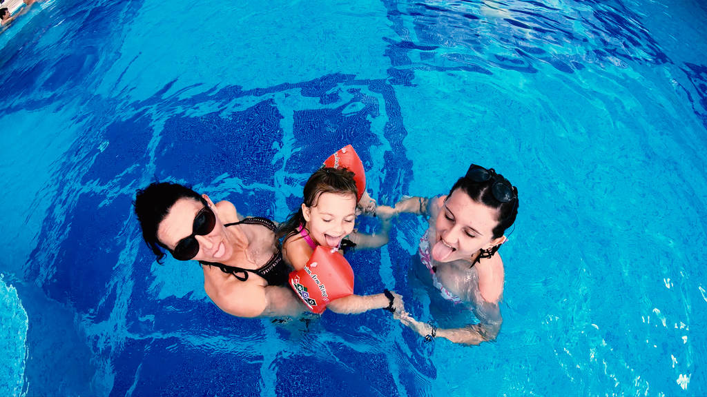 Вид с воздуха на семейный отдых в роскошном открытом бассейне, замедленная съемка
 - Фото, изображение