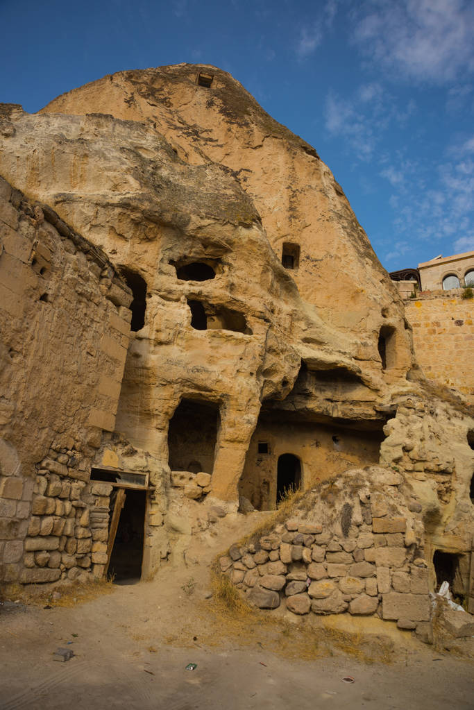 Goreme, Cappadocië, Turkije: Beroemde grot hotels in Mestre. Prachtige panorama van de stad. Landschap met uitzicht op de grotwoningen - Foto, afbeelding