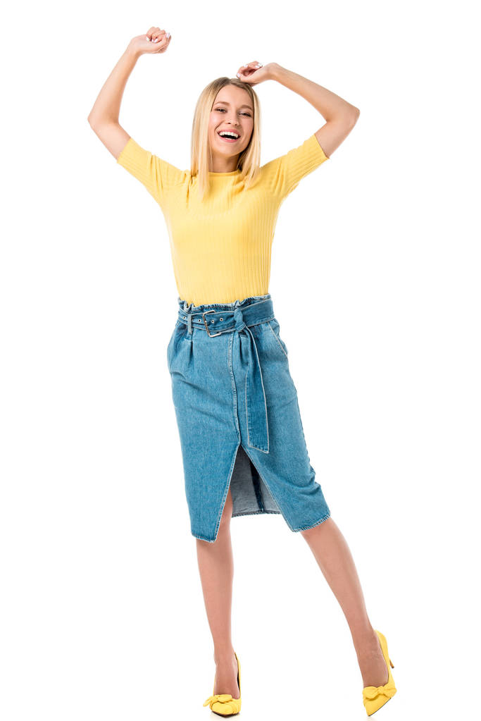 vista de longitud completa de hermosa mujer joven feliz levantando las manos y sonriendo a la cámara aislada en blanco
 - Foto, imagen
