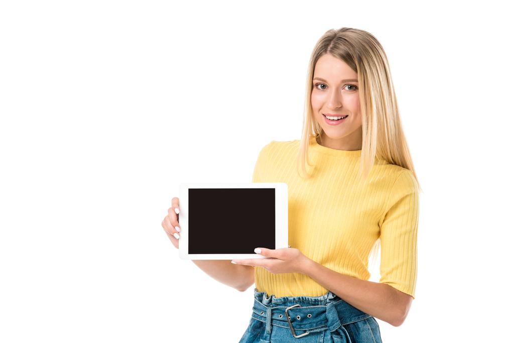 krásná mladá žena držící digitální tablet s prázdnou obrazovkou a usmívá se na kameru izolované na bílém - Fotografie, Obrázek