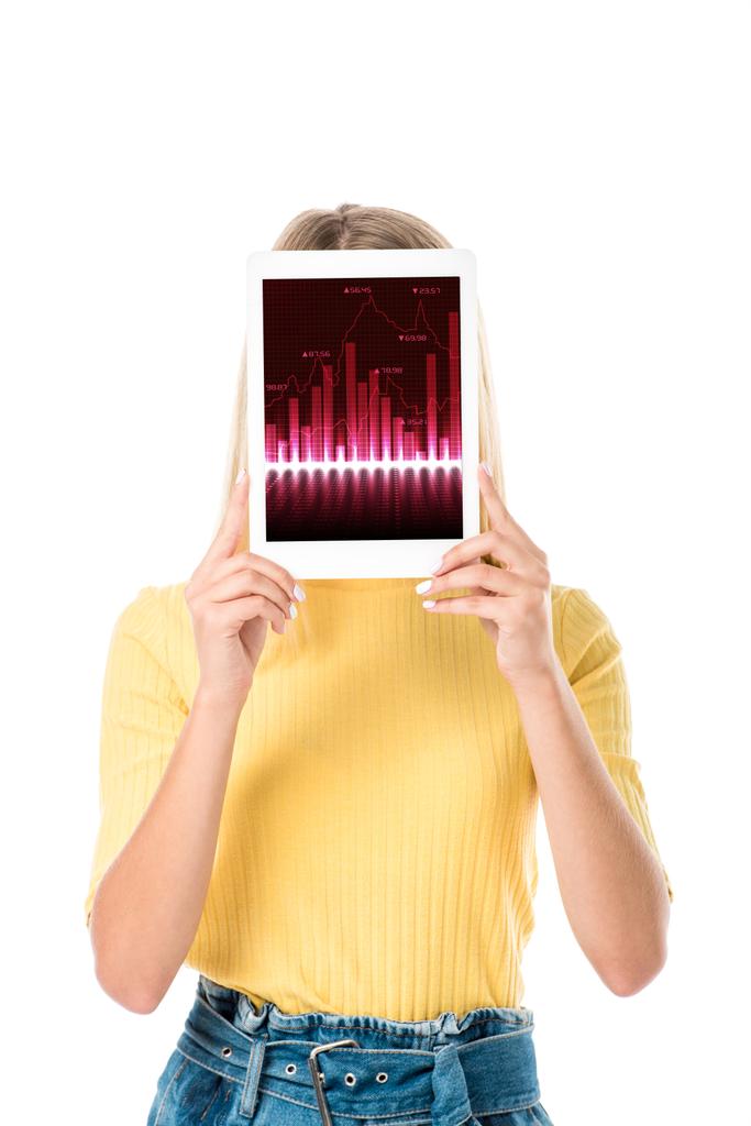 vonzó fiatal nő gazdaságot, digitális tabletta, grafikonokkal elszigetelt fehér képernyő  - Fotó, kép
