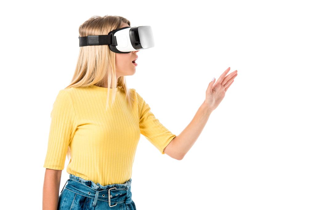 zszokowany młoda kobieta na białym tle zestaw wirtualnej rzeczywistości   - Zdjęcie, obraz