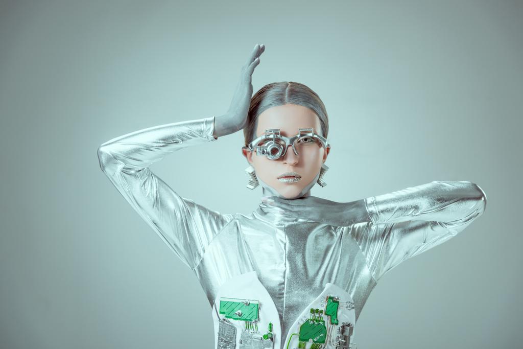 giovane donna robot guardando la fotocamera isolata sul grigio, concetto di tecnologia futura
 - Foto, immagini