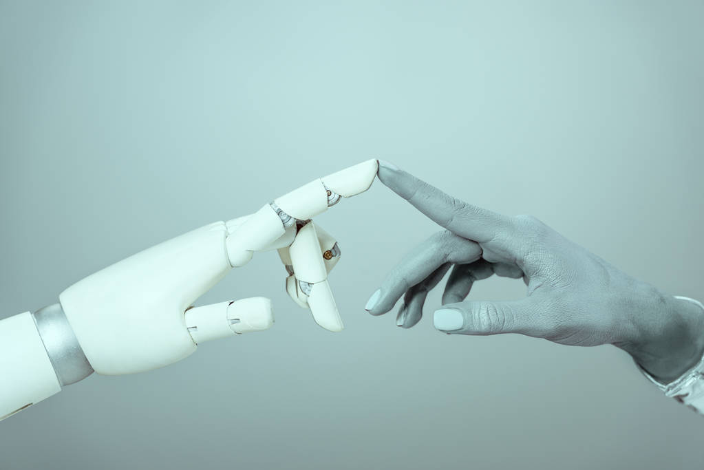 περικοπεί shot του cyborg αγγίζοντας ρομποτικό βραχίονα που απομονώνονται σε γκρι, μελλοντική τεχνολογία έννοια - Φωτογραφία, εικόνα