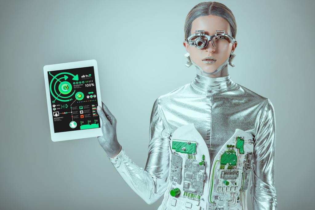 Zilveren robot tablet met infographics geïsoleerd op grijs, toekomstige technologie concept houden - Foto, afbeelding