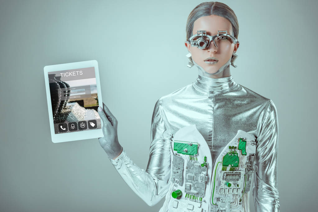 серебряный робот держит планшет с билетами прибор изолирован на сером, концепция технологии будущего
 - Фото, изображение