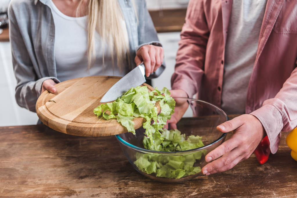 Nő, salátával és ember tartja a tál vágott megtekintése  - Fotó, kép