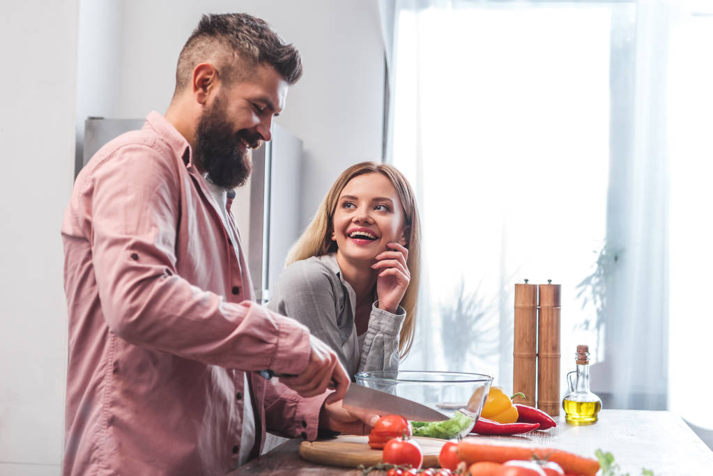 Fröhliches Paar kocht gemeinsam in Küche  - Foto, Bild