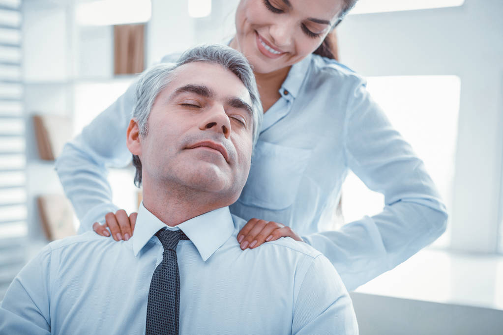 Spokojení zaměstnanci, kteří mají příjemnou masáž v práci - Fotografie, Obrázek
