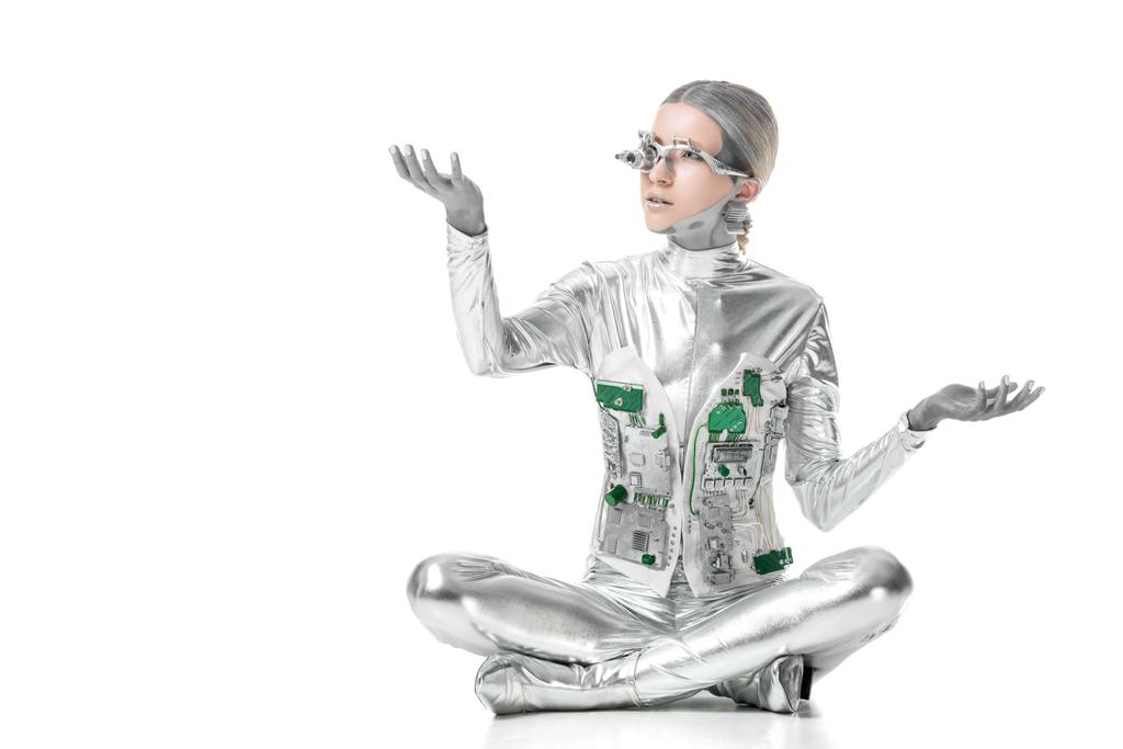 ezüst robot ülő és megható valami elszigetelt fehér, jövőbeni technológia koncepció - Fotó, kép