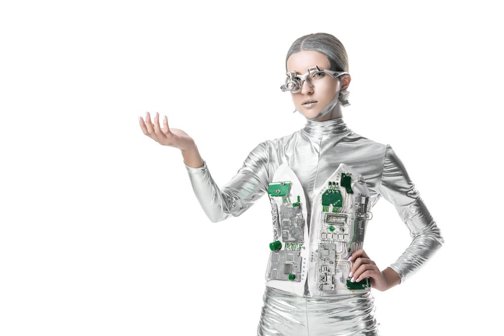 Zilveren robot houden iets en kijken naar camera geïsoleerd op wit, toekomstige technologie concept - Foto, afbeelding