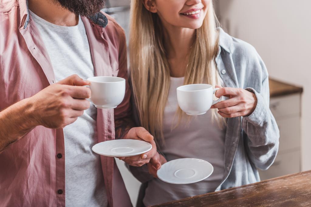περικοπεί θέα ζευγάρι πίνει καφέ μαζί με το πρωί - Φωτογραφία, εικόνα