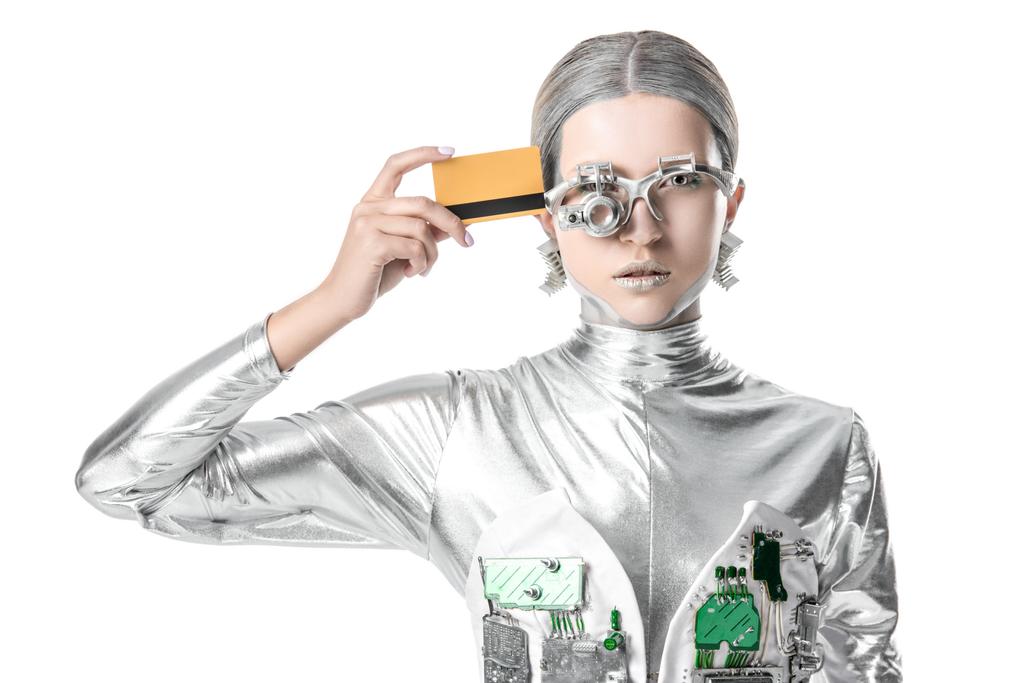robot argenté touchant la tête avec carte de crédit isolé sur blanc, concept technologique futur
 - Photo, image
