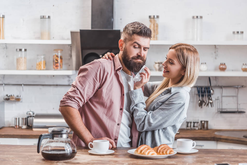 atraente jovem casal tomando café da manhã juntos na cozinha
 - Foto, Imagem