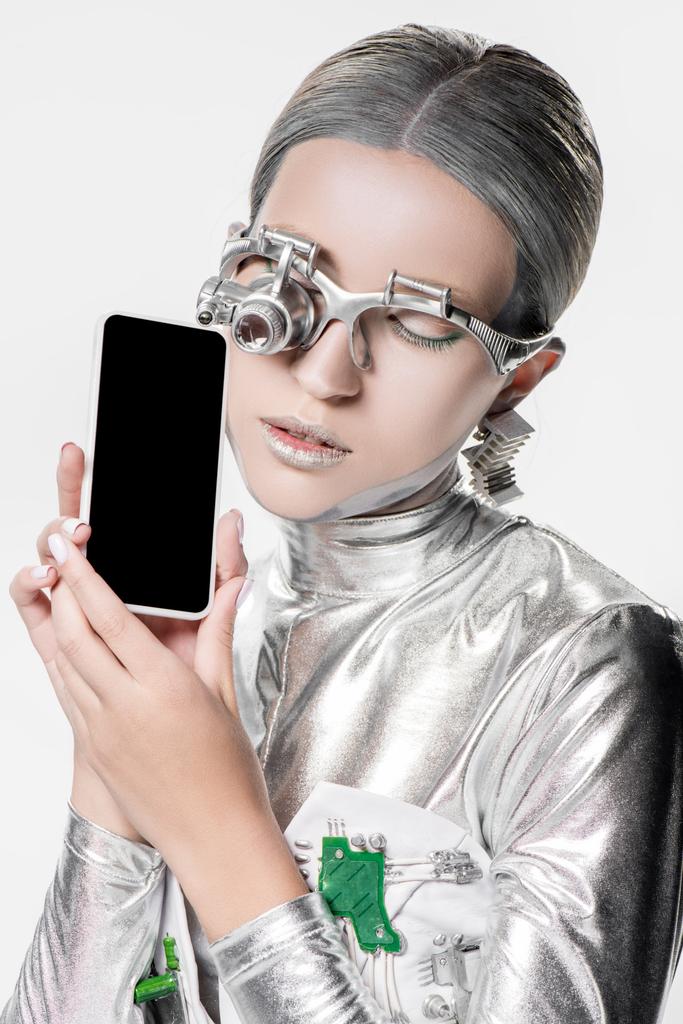 Gümüş robot ile izole beyaz, geleceğin teknoloji kavramı üzerinde boş perde Smartphone holding - Fotoğraf, Görsel