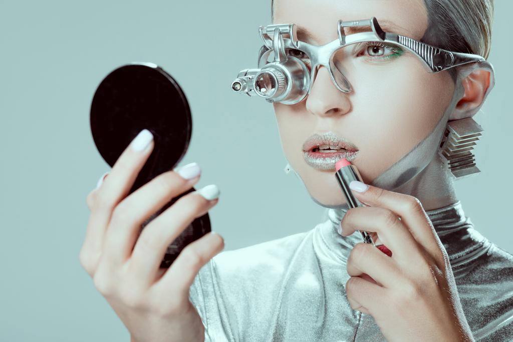 robô de prata olhando para o espelho e aplicando batom isolado no conceito de tecnologia cinza, futuro
 - Foto, Imagem