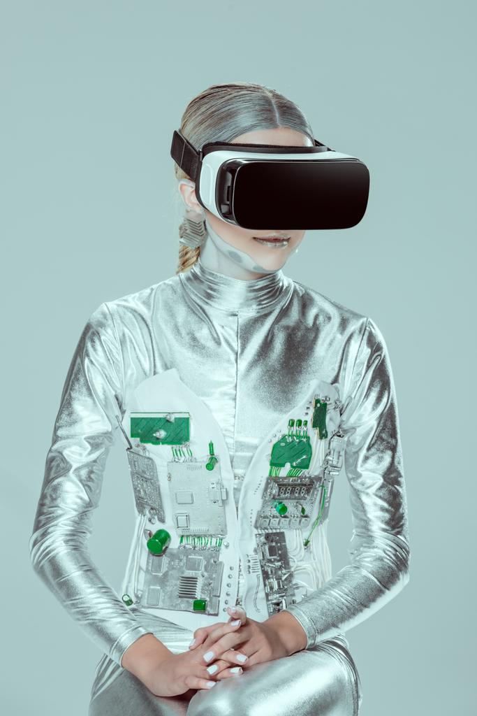 robot plateado usando auriculares de realidad virtual aislados en gris, concepto de tecnología futura
 - Foto, Imagen